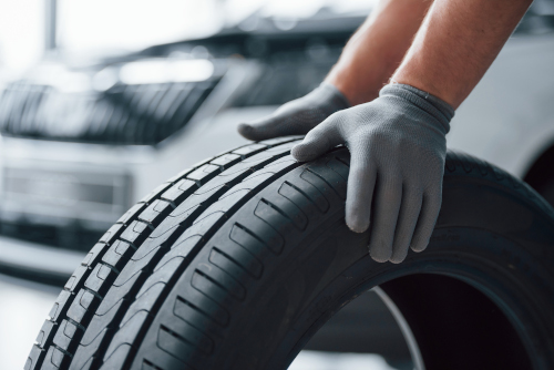 Remplacement de pneumatiques dans les garages du réseau Autofit